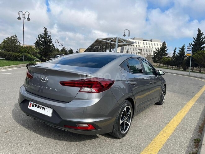 Hyundai Elantra-11