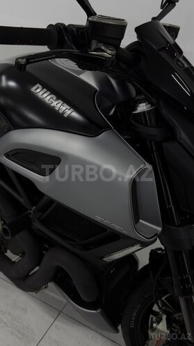 Ducati Diavel-8