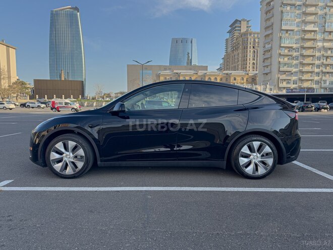 Tesla Model Y-4