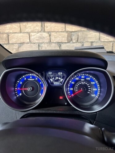 Hyundai Elantra-4