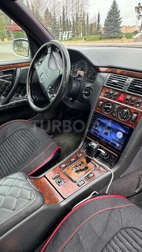 Mercedes E 270-3