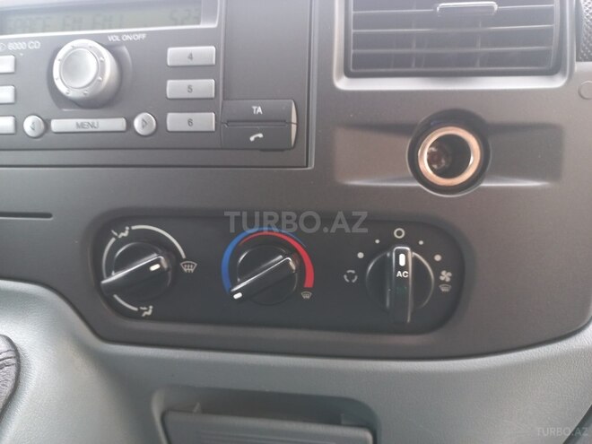 Ford Transit-17