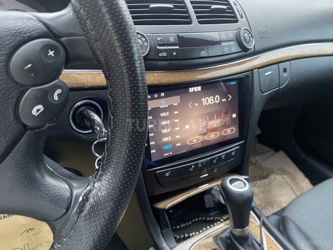 Mercedes E 220-11