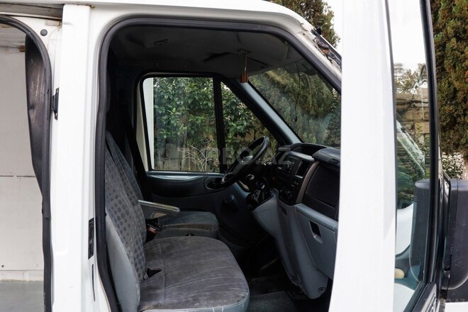 Ford Transit-11