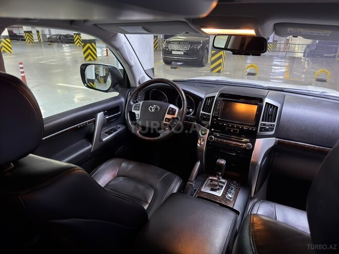 Toyota Land Cruiser-9