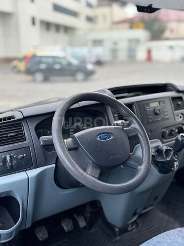 Ford Transit-10