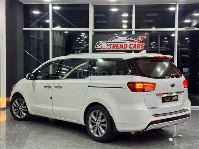 Kia Carnival-5