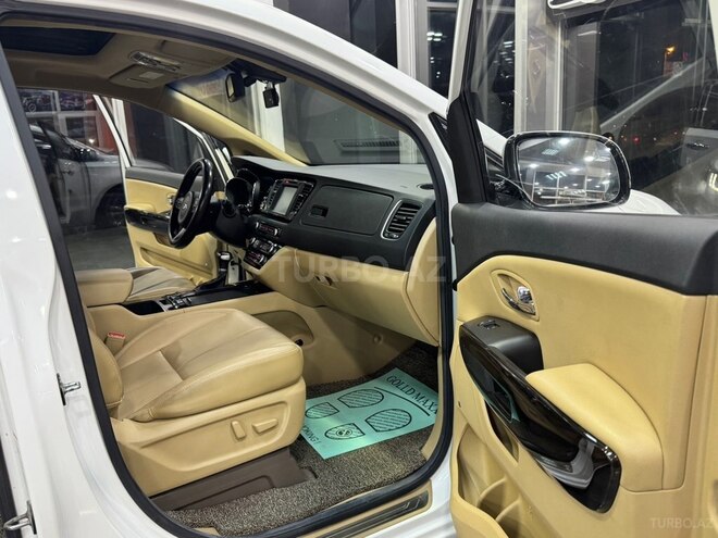 Kia Carnival-12