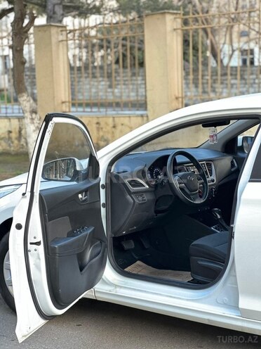 Hyundai Accent-14