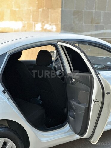 Hyundai Accent-13
