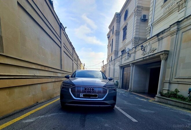 Audi e-tron Sportback-1