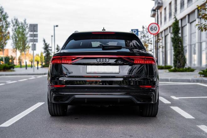 Audi Q8-17