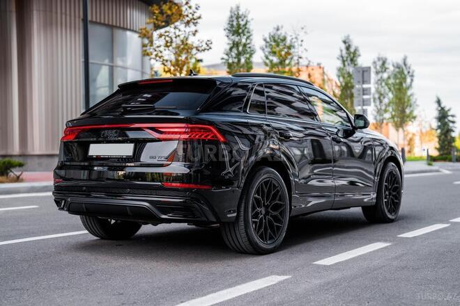Audi Q8-20