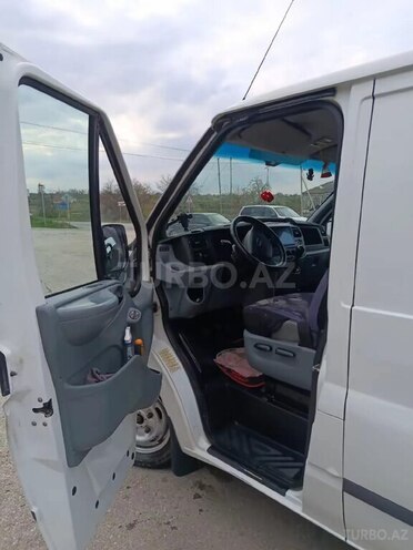 Ford Transit-4