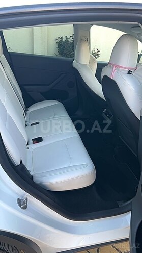 Tesla Model Y-4