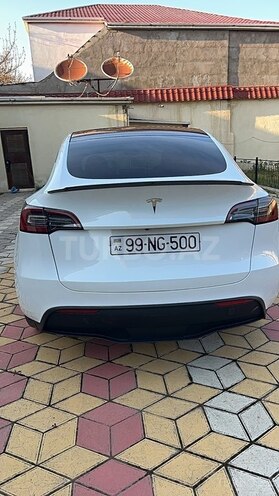 Tesla Model Y-9