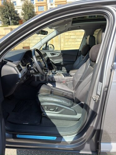 Audi Q7-11
