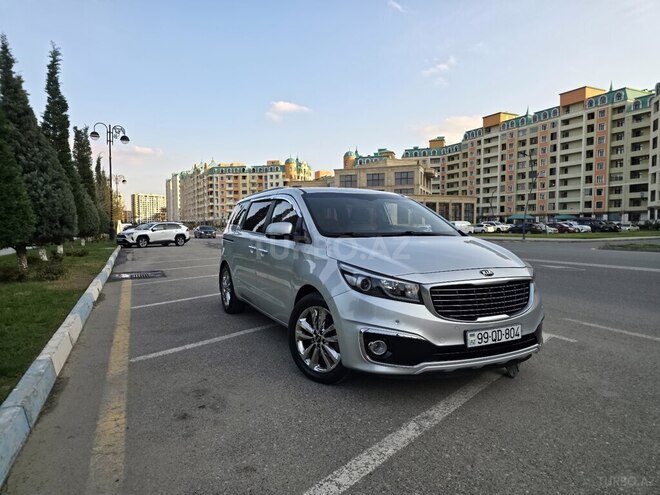 Kia Carnival-1