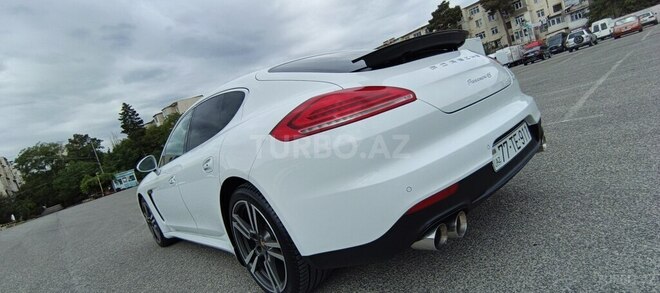 Porsche Panamera-4