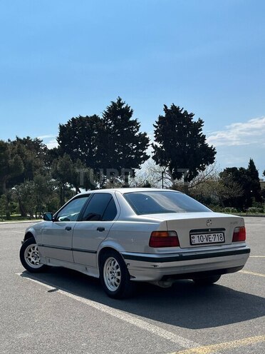 BMW 318-8