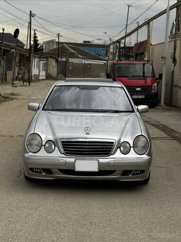 Mercedes E 320-1