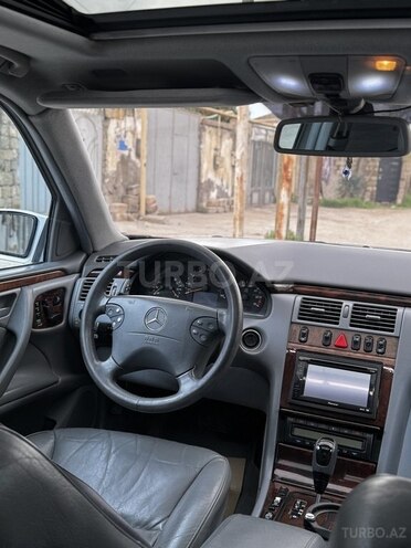 Mercedes E 320-13
