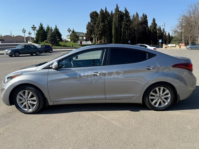 Hyundai Elantra-12