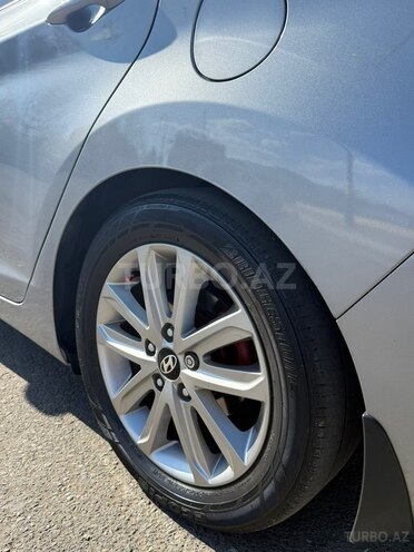Hyundai Elantra-14