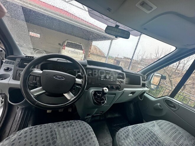 Ford Transit-13