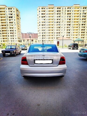 Opel Vectra-4