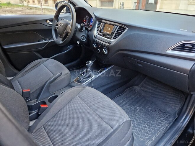 Hyundai Accent-10