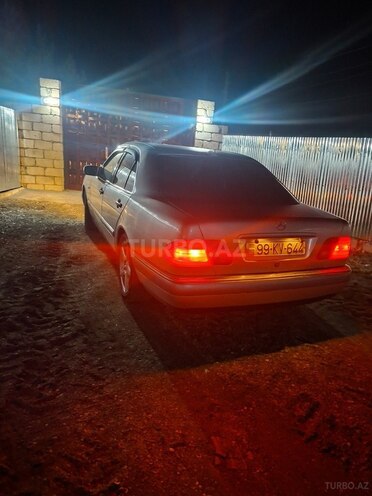 Mercedes E 200-10
