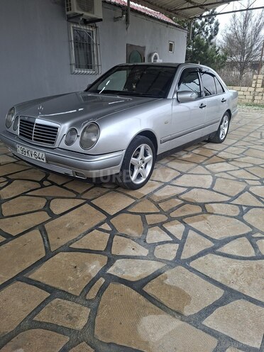 Mercedes E 200-5