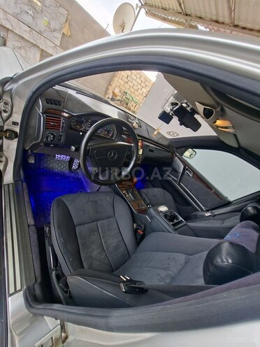 Mercedes E 200-2