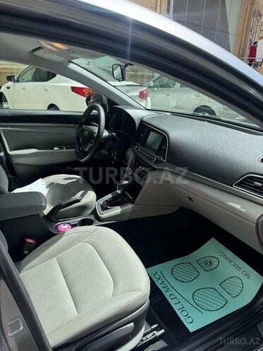 Hyundai Elantra-9