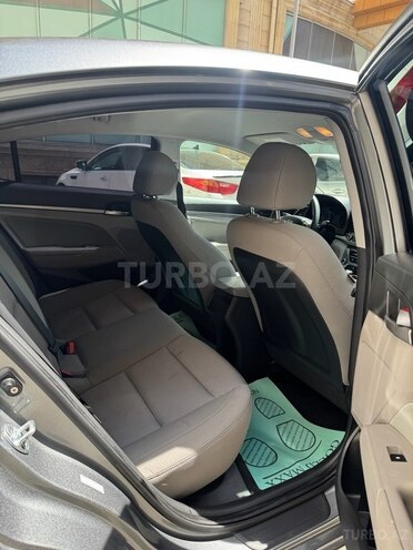 Hyundai Elantra-10