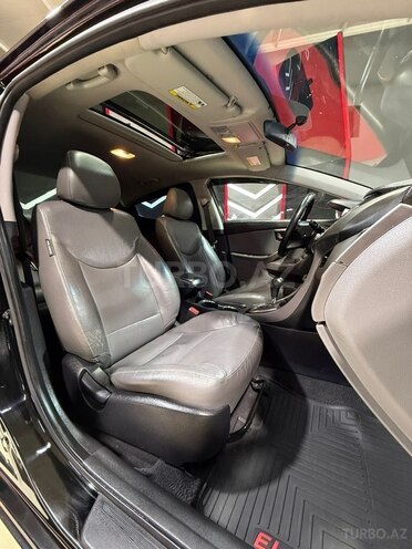 Hyundai Elantra-17