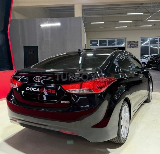 Hyundai Elantra-11