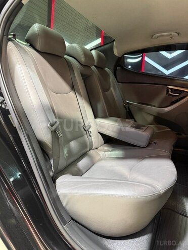 Hyundai Elantra-21
