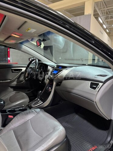 Hyundai Elantra-13