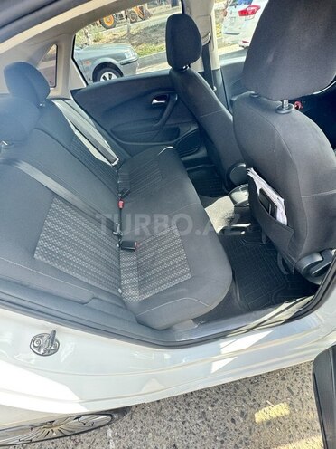 Volkswagen Polo-6