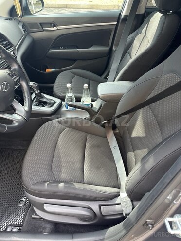 Hyundai Elantra-9