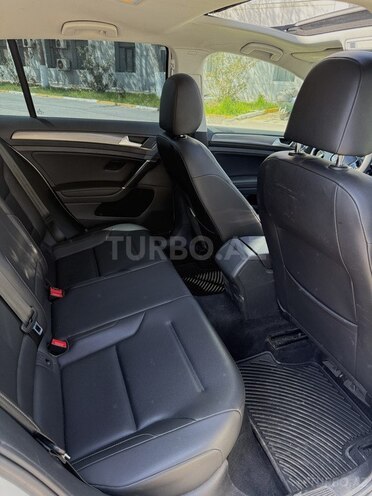 Volkswagen Golf-9
