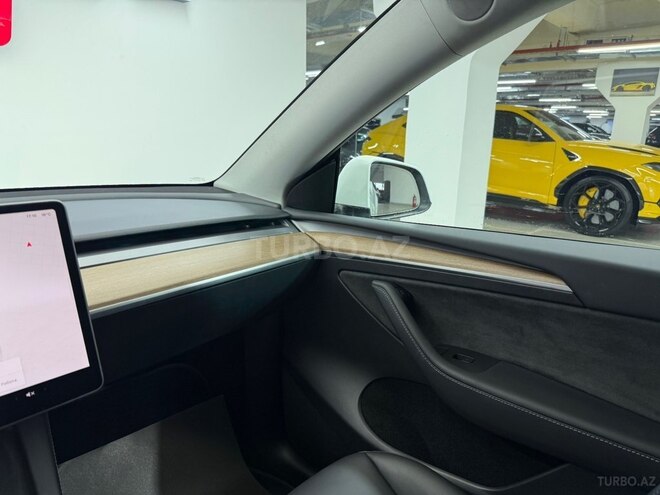 Tesla Model Y-11
