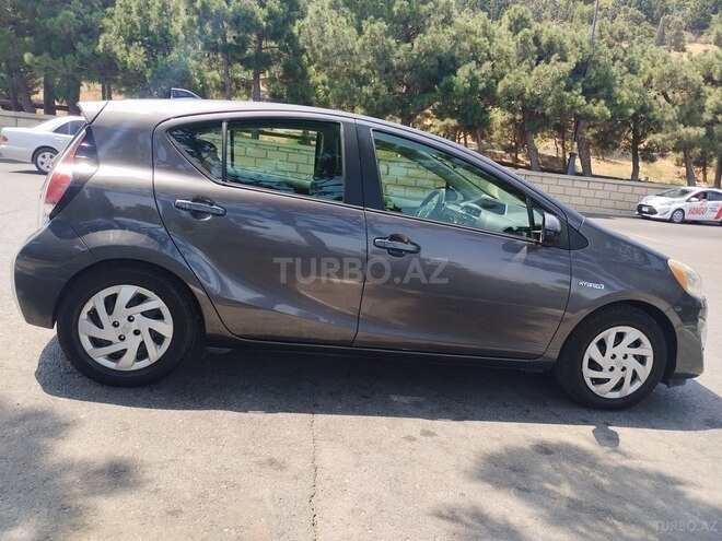 Toyota Prius C-8