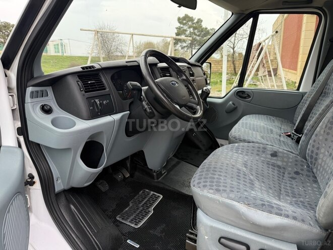 Ford Transit-8