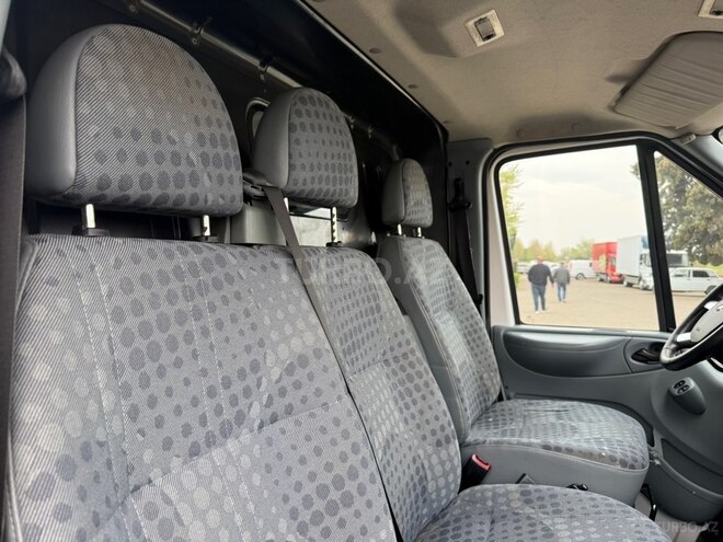 Ford Transit-11