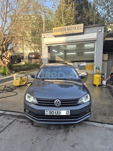 Volkswagen Jetta-1