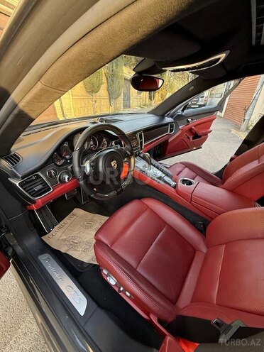 Porsche Panamera GTS-8