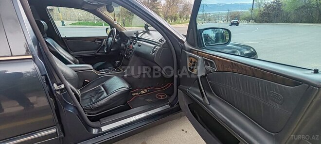 Mercedes E 200-13